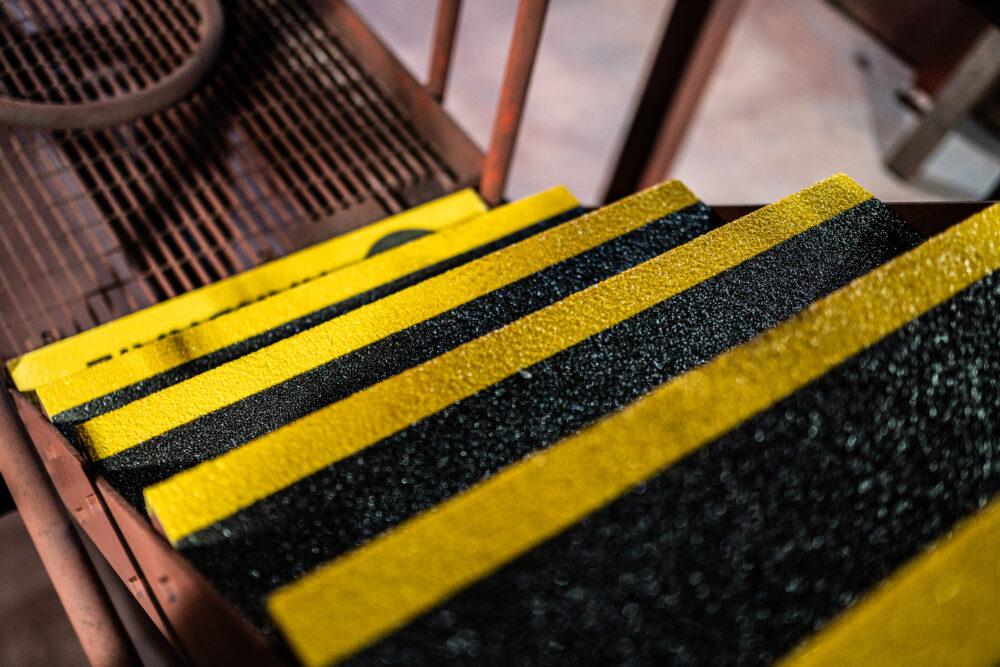 Liukastumisenesto teollisuustoimintaan.