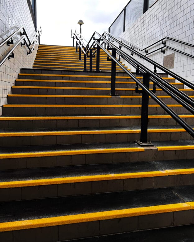 YMER-porrasaskelmat - liukastumisenesto ulkoportaille - lasikuitua