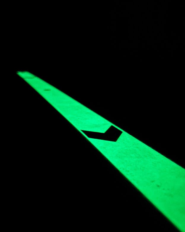 Jälkivalaiseva kyltti GL-444 - Hehkuva pimeässä - Alumiiniprofiili 50mm nuolilla varustettuna