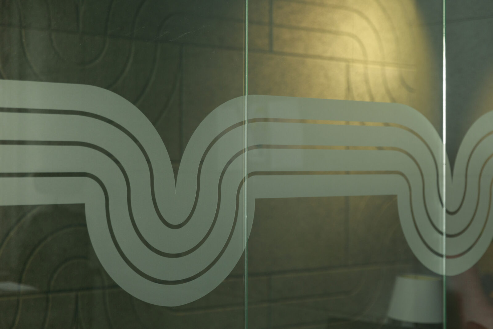 Vågmönstrad kontrastmarkering på glasvägg