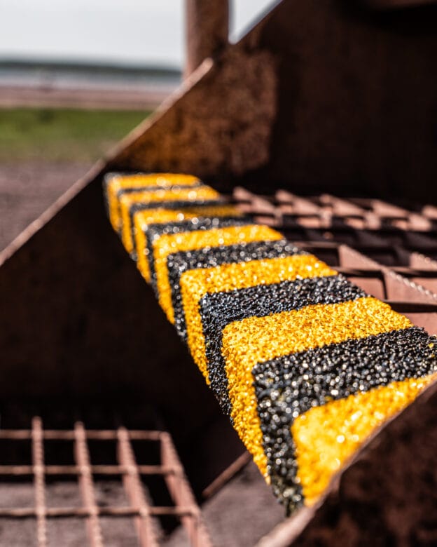 Portaiden reunus SN-120 - Porrasnokka liukuesteellä - Varoitusväri - Heavy Duty