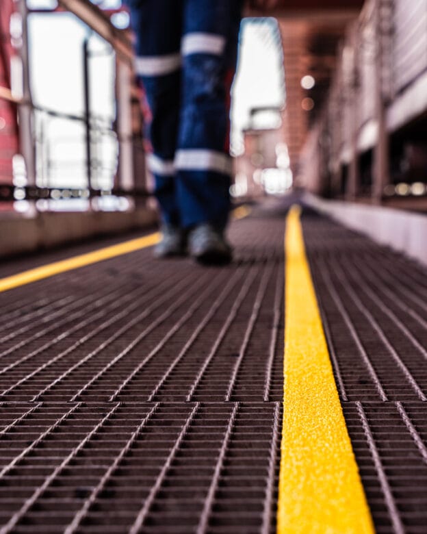 Liukastumisen estävä listoitus DS-600 - Lasikuitulista, jossa on liukastumisen estävä pinta - 50mm - Heavy Duty (raskas käyttö)