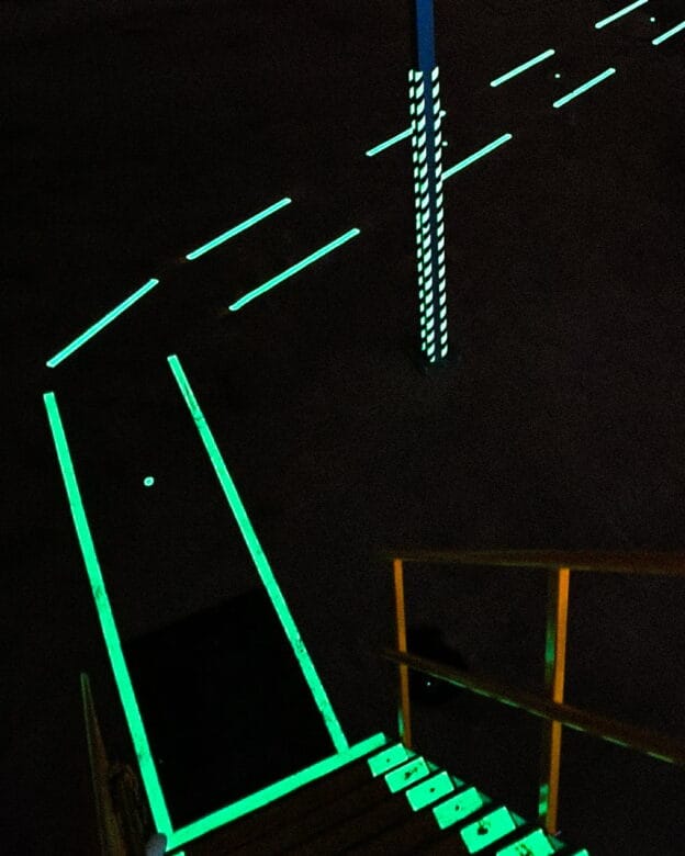 Liukastumista estävä listoitus DS-610 - Jälkivalaiseva lasikuitulista, jossa on liukastumista estävä pinta - 50mm