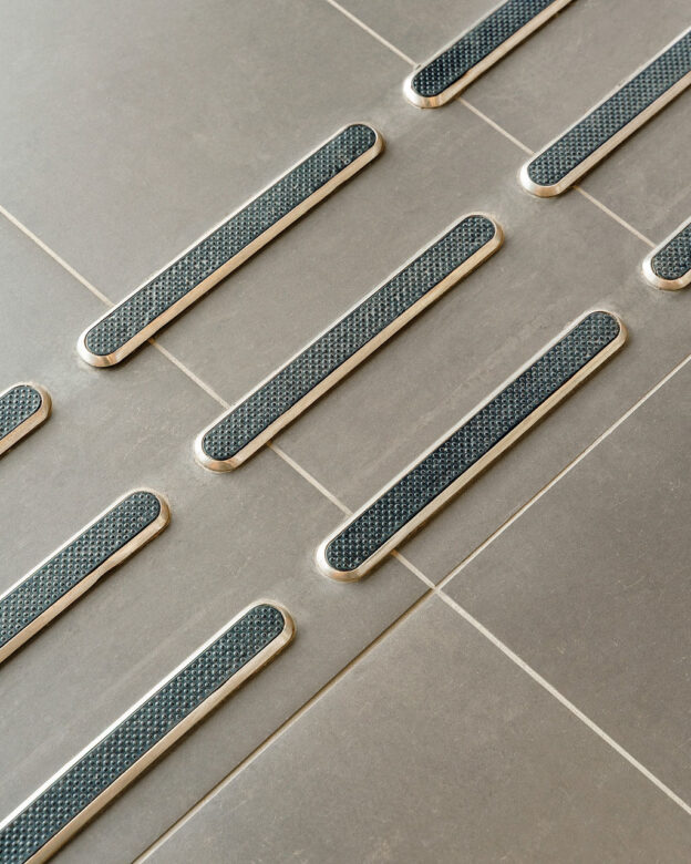 Käsijohde KÅBO - Ruostumatonta terästä - Taktiiliset opastereitit ja pysäytysmerkinnät - musta ja valkoinen