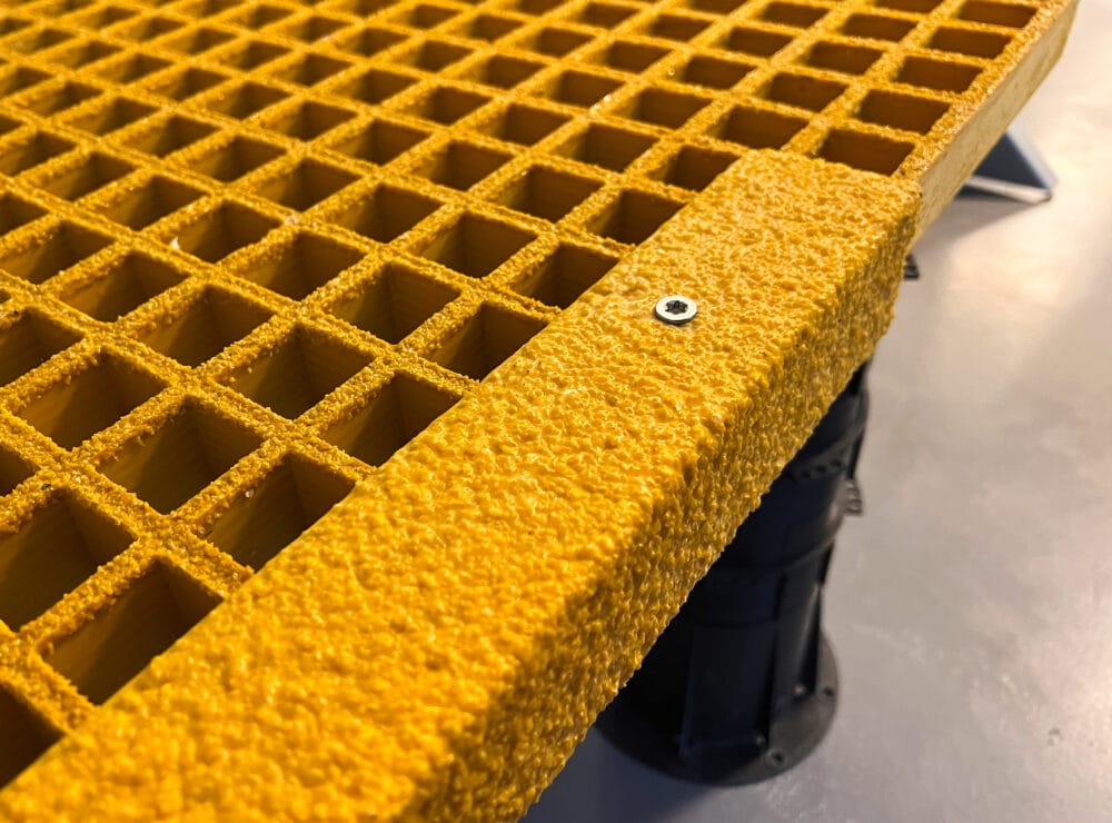 Gul gallerdurk i glasfiber med sandad yta