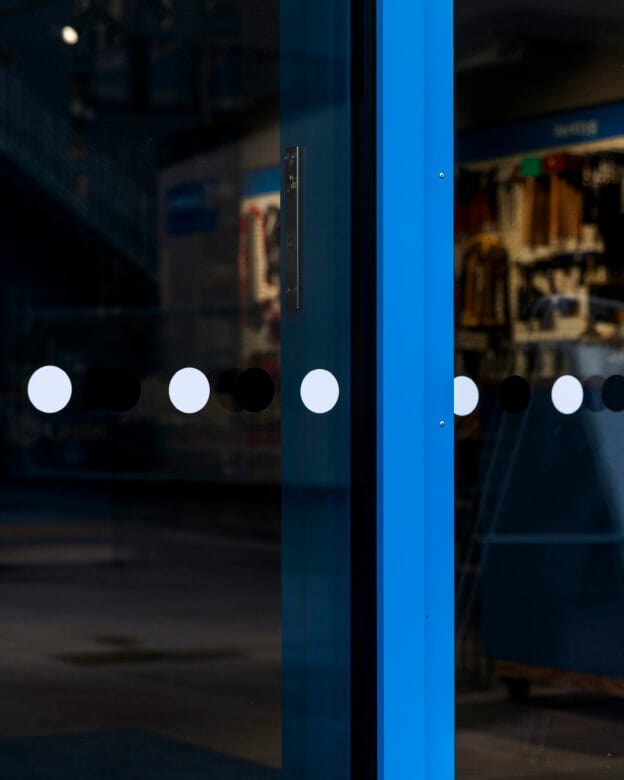 KVARNGÄRDET - vinyylinen kontrastimerkintä ikkunoihin ja lasiin - 50mm, 70mm