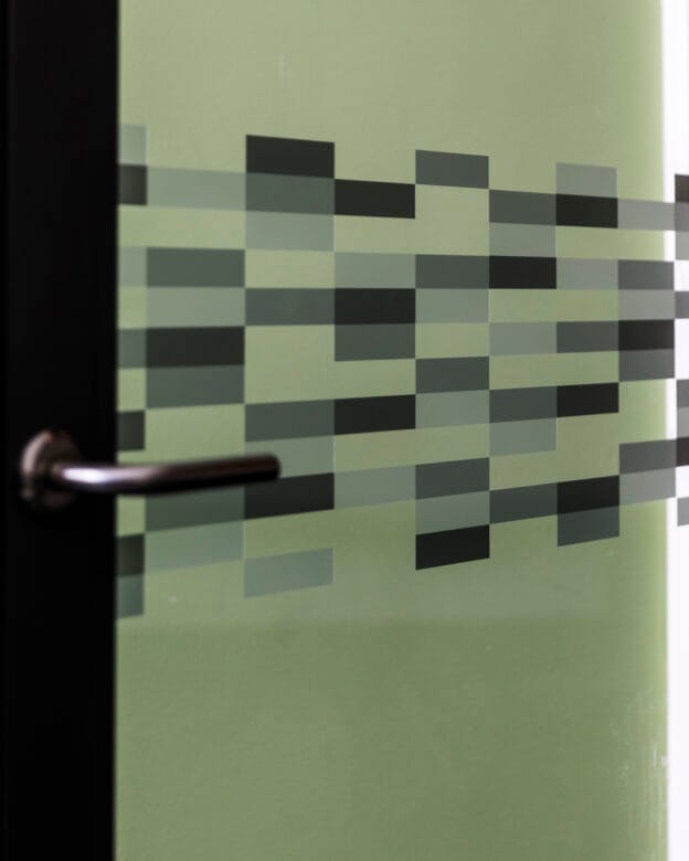 Räätälöidyt vinyylikontrastimerkinnät - Ikkunat ja lasi - räätälöity suunnittelu