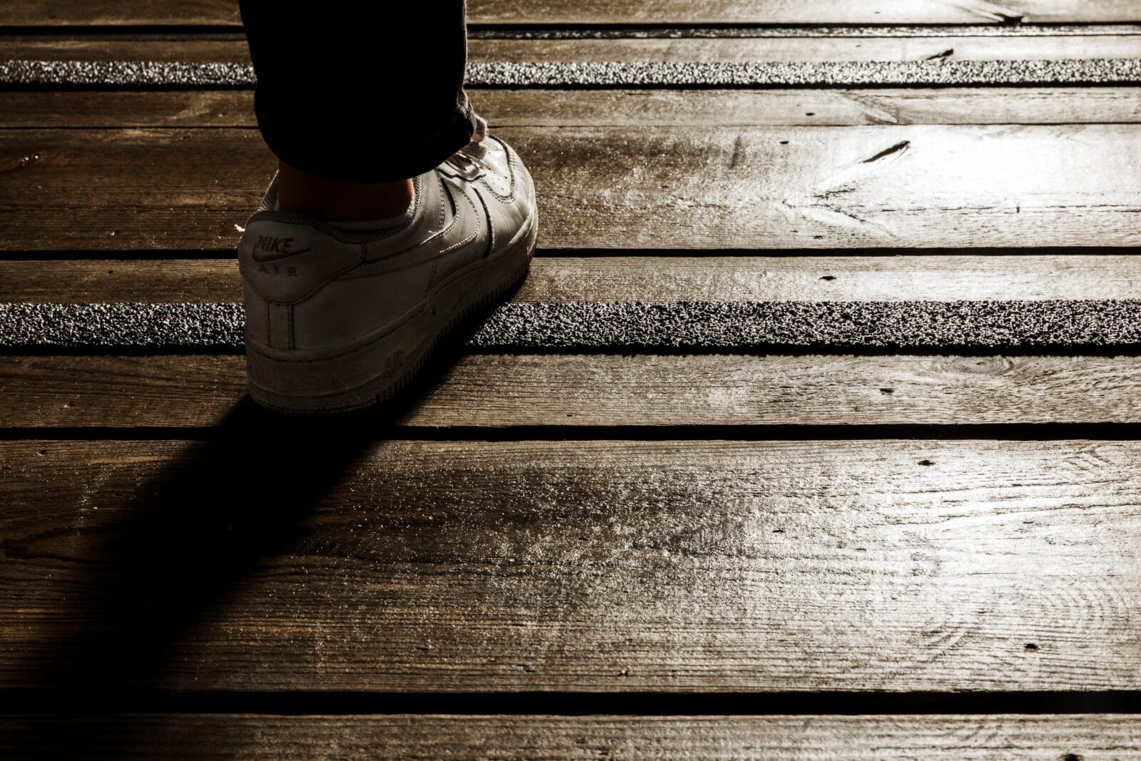 Svarta halkskyddslister i glasfiber på trätrall.