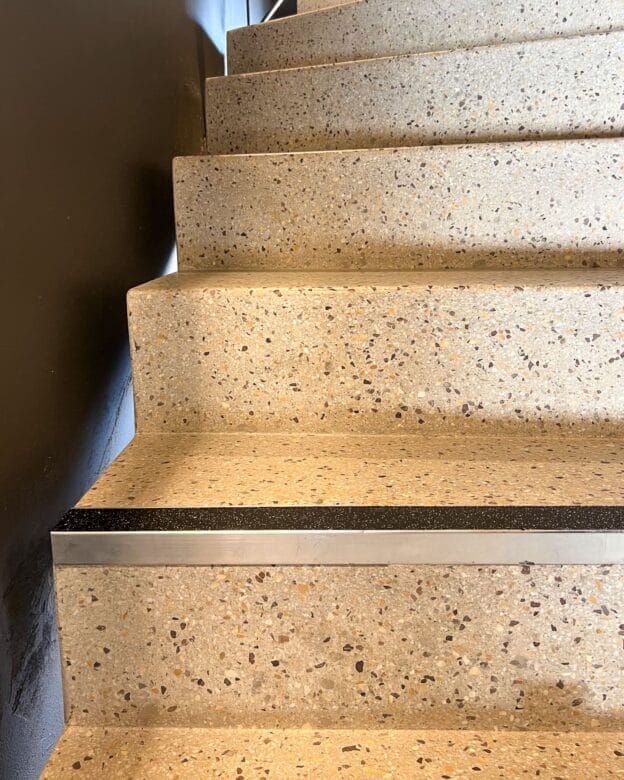 Kontrastilista EKEBY - Alumiiniportaiden nokkalistat, joissa on värilliset insertit - sisäkäyttöön tarkoitetut portaat