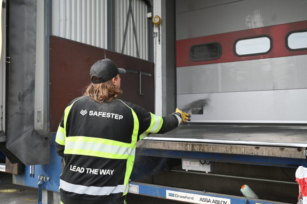 Lastauslaitureiden akryylipinnoite - miten se toimii.