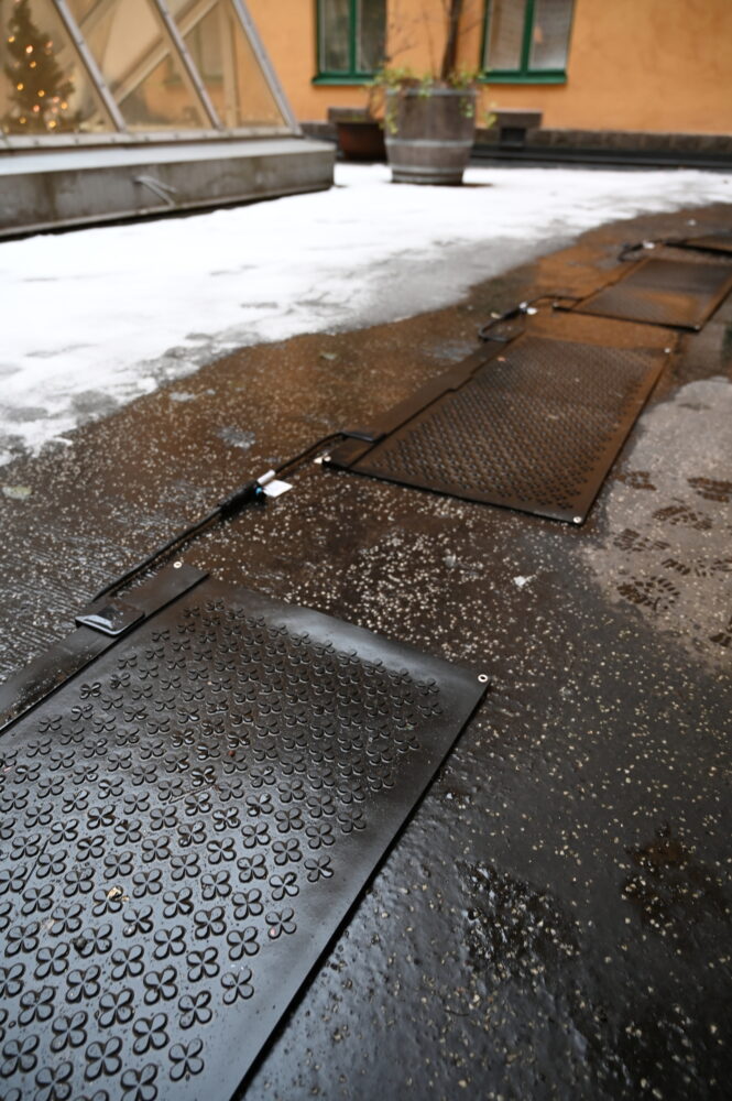 Värmemattor i svart gummi, seriekopplade till en lång serie