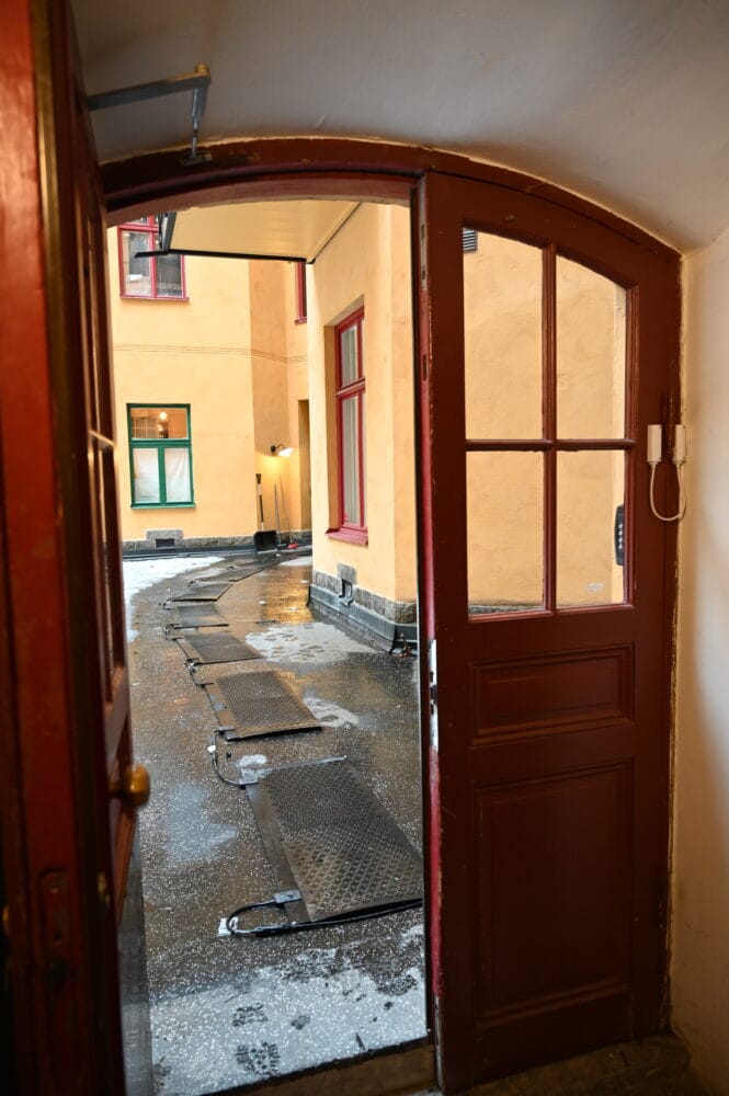 Värmemattor går genom hela innergården, från dörr till dörr. 