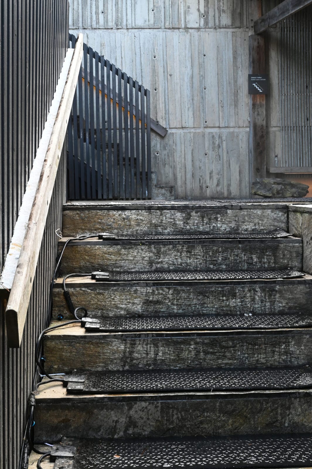 Svarta värmemattor på utomhustrappa i betong. Seriekopplade snösmältningsmattor.