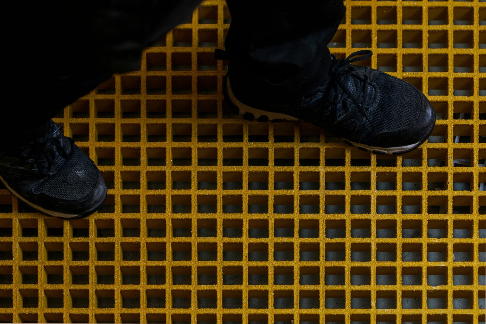 Gul gallerdurk i glasfiberarmerad plast (GRP) med sandad yta.