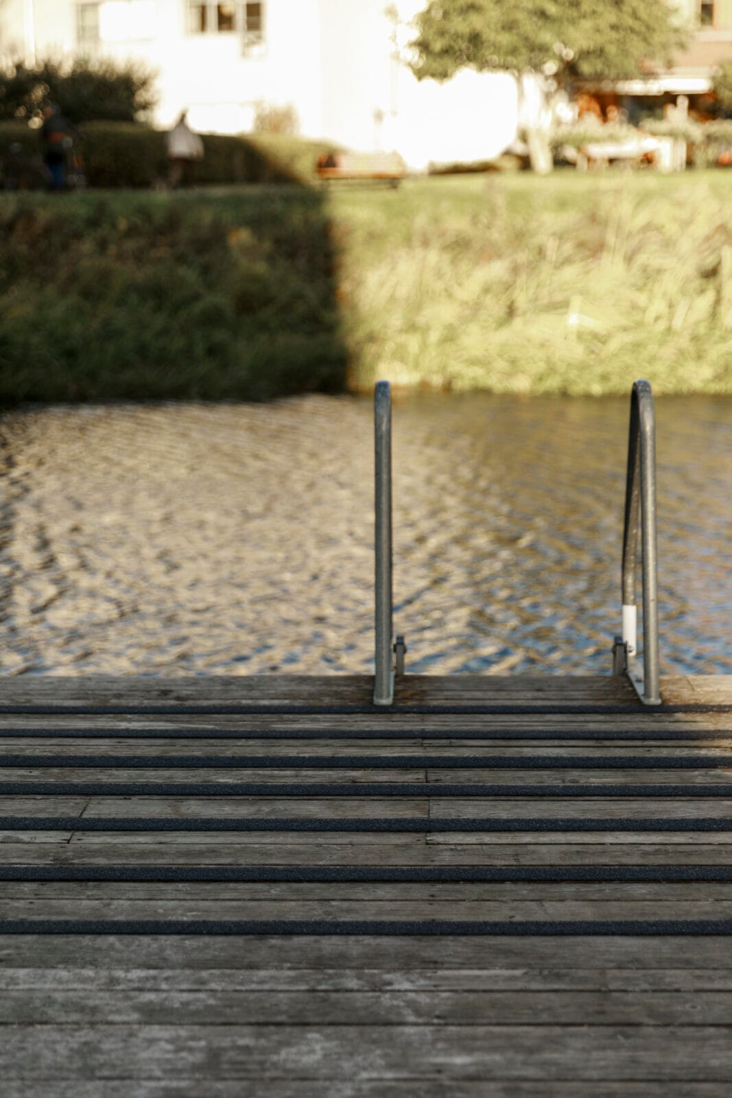 Halkskyddslister i grå färg på brygga i trä